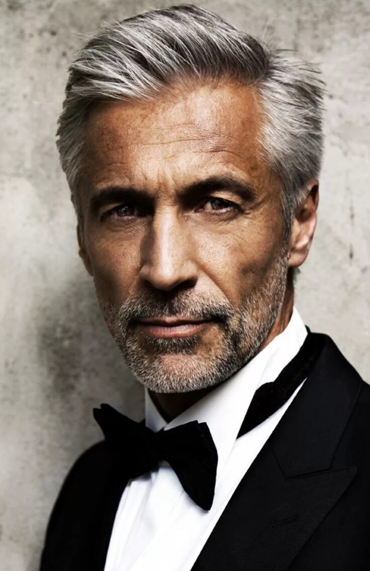 Стильный седой мужчина. Зрелый мужик 50. Мужские стрижки седые волосы. Мужские стрижки седые волосы. Мужчина.