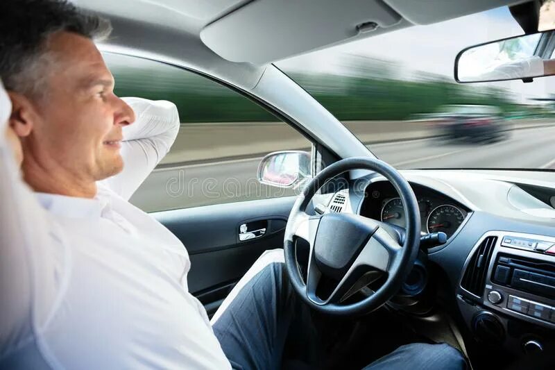 Автономен ли человек. Advantages of self-Driving cars. Водитель оператор фиксатор. Man speeding. Driverlesss.