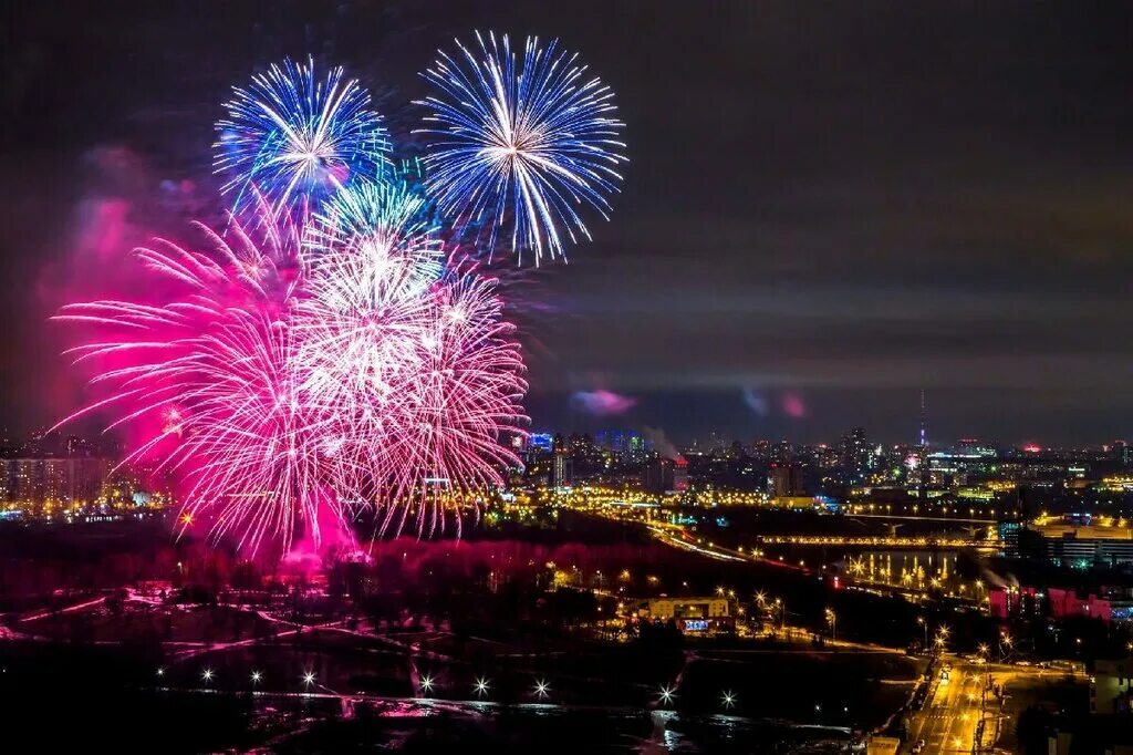 Большой москворецкий мост в москве салют. Новогодний салют в москве. Салют "новогодний". 870 летие москвы. Салют в москве.