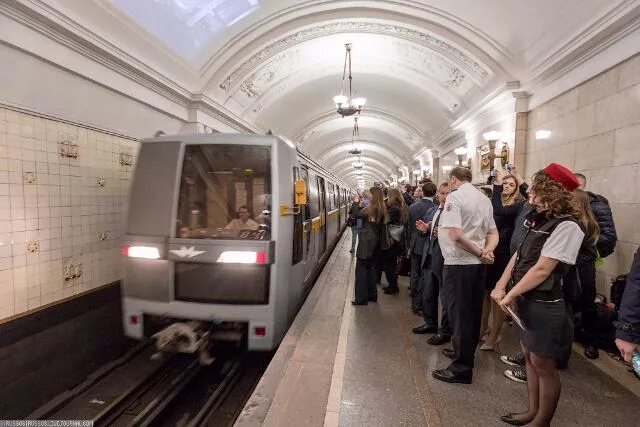 Сбой в московском метро: давка, скорая, МЧС, таксисты ломят цены