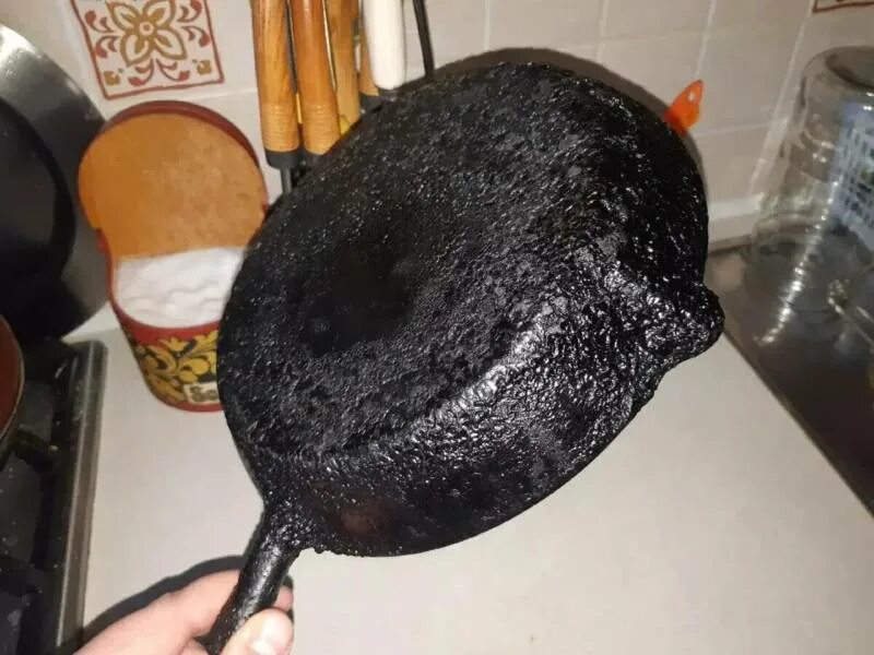 Чугунная сковорода очистить. Нагар на чугунной сковороде. Нагар убрать старый. Очистка сковороды от нагара. Нагар убрать старый.