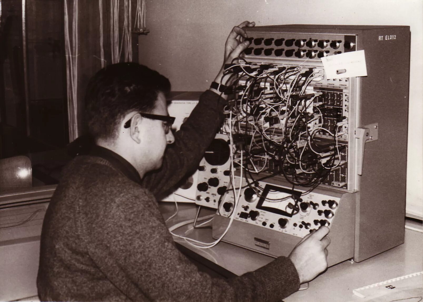 Автоматическая цифровая вычислительная машина (АЦВМ) М–1. ЭВМ М-222. Самый первый аналоговый компьютер. Механический аналоговый компьютер.