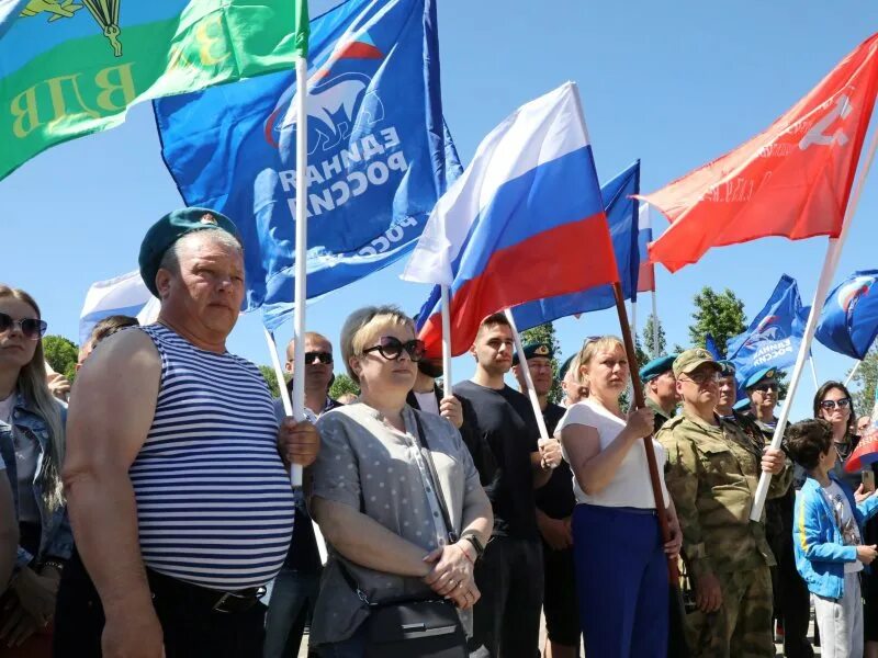Патриотическое организация русский. Военно-патриотическое движение юнармия. Молодежь с российским флагом. Патриотическое организация русский. Патриотические фотографии.