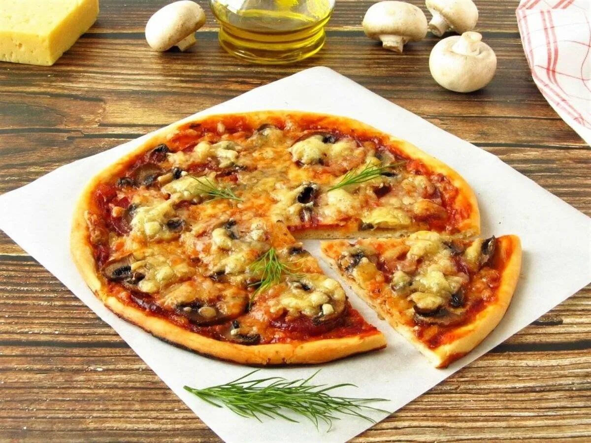 Кабачковая пицца с помидорами и грибами. Пицца с грибами и колбасой. Пицца на кабачковой основе. Домашняя пицца с грибами.