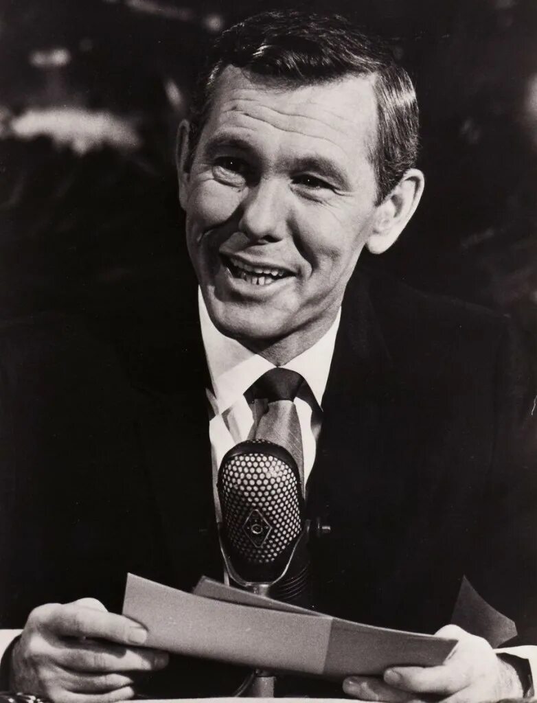 Джонни карсон. Джонни карсон фото в полный рост. Джонни карсон. Шоу джонни карсона. Джимми карсон телеведущий.