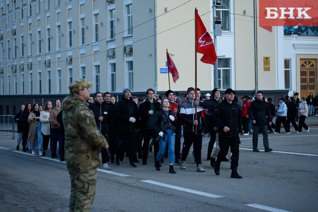 Сегодня 30 сентября. Парад Победы Сыктывкар. Парад Победы шествие. Парад Победы в Сыктывкаре 2022. Репетиция парада Победы Сыктывкар 2022.