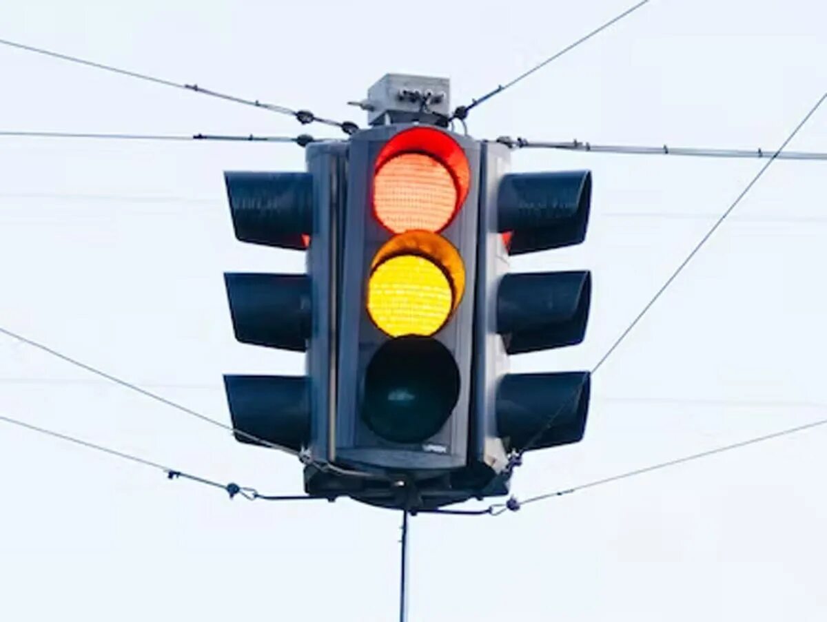 На желтый сигнал светофора можно ехать. Желтый свет светофора. Желтый цвет светофора. Проезд на желтый свет светофора. Штрафы за желтый свет светофора.