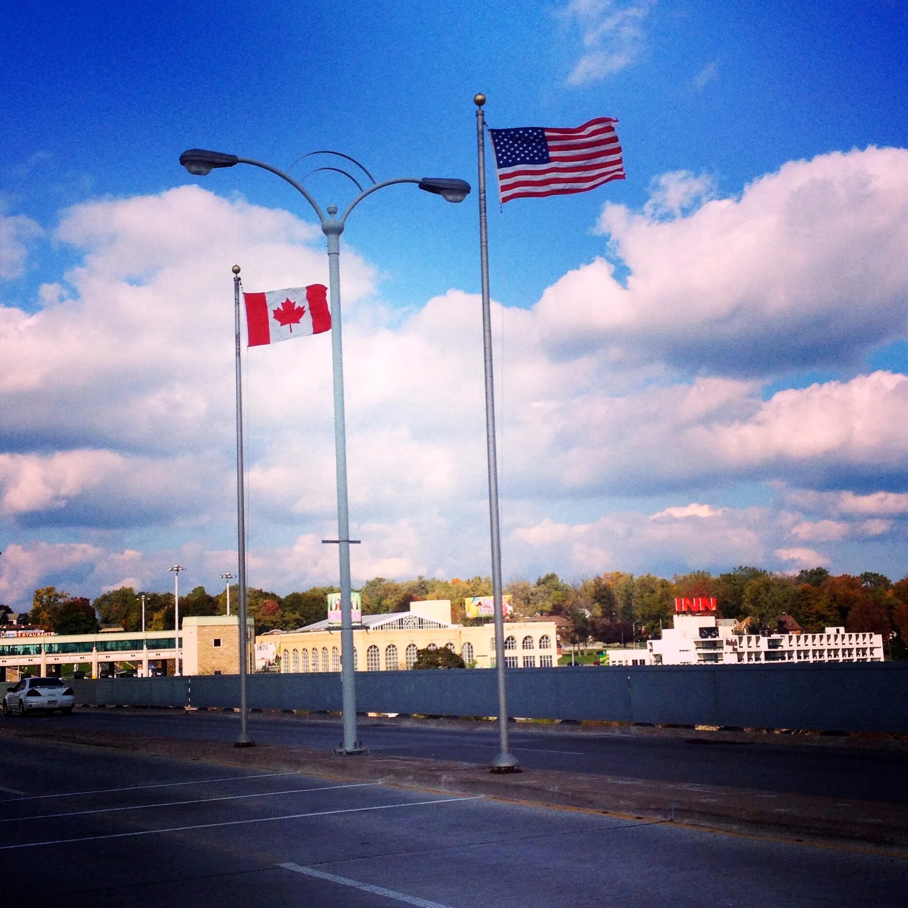 Государственная граница канады. Граница США И Канады. Канадо-американская граница. Канада Южная граница с США. Америка канадская граница.