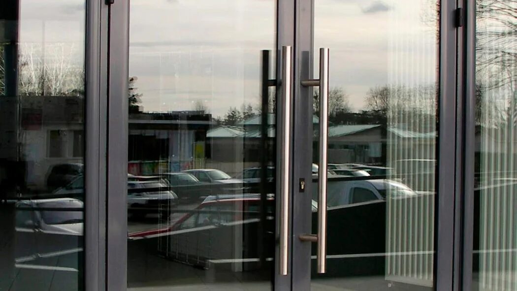 Маятниковые алюминиевые двери ALUTECH. Алюминиевые двери со стеклом входные. Черная алюминиевая дверь. Дверь алюминиевая двухстворчатая.
