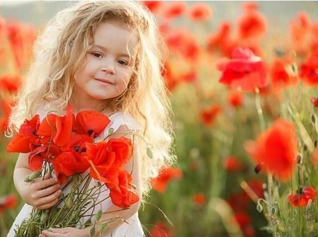 Счастье без возраста. Смеющиеся дети с цветами. Добра и радости. Живите с радостью и добром. Цветок с улыбкой.
