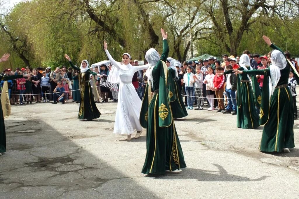 Карачаевский городской сайт. 3 Мая праздник Возрождения карачаевского народа. Карачаевцы Карачаево Черкессия. Возвращение карачаевского народа на КЧР. С праздником Возрождения карачаевского народа.