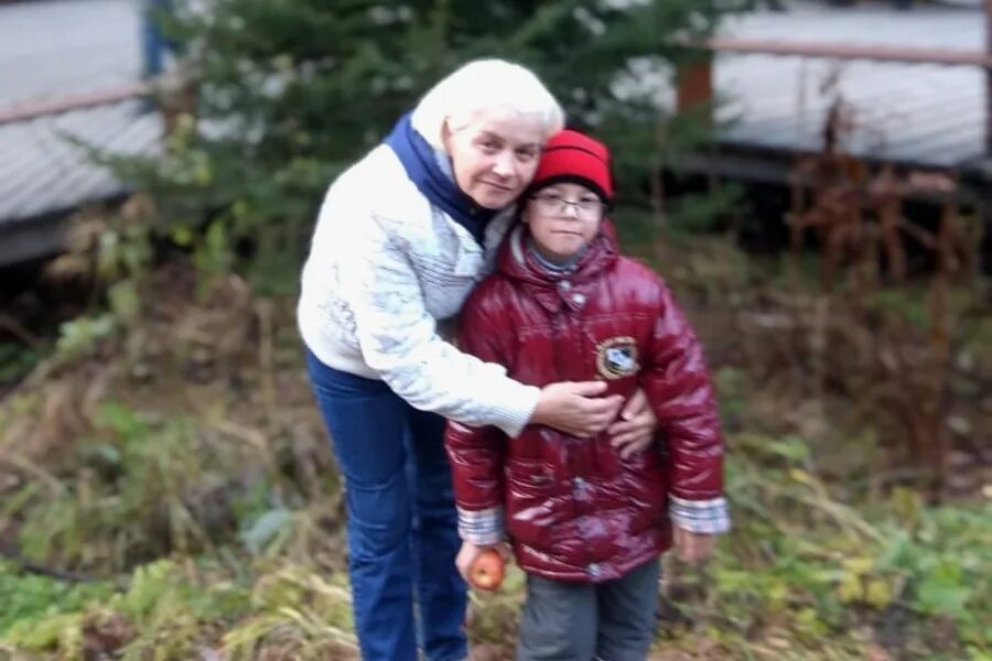 пожилая семья. дети с бабушкой и дедушкой. бабушка марина. бабушка и 10 000 рублей. бабушка 10 лет.