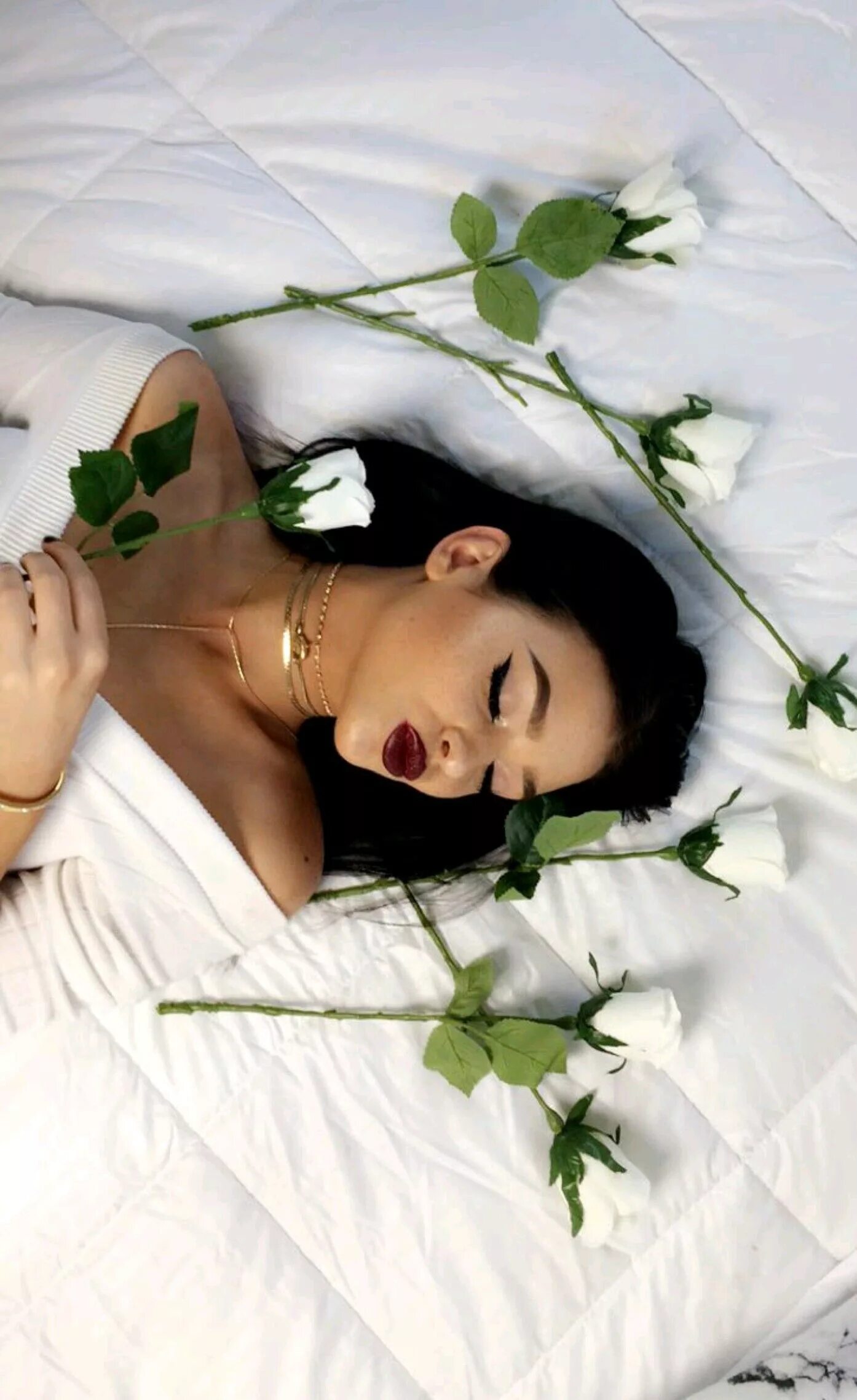 Эстетические девушки. Человек краб. Ольга бузова в больнице. Анна самохина похороны похороны. Больная женщина в больнице.