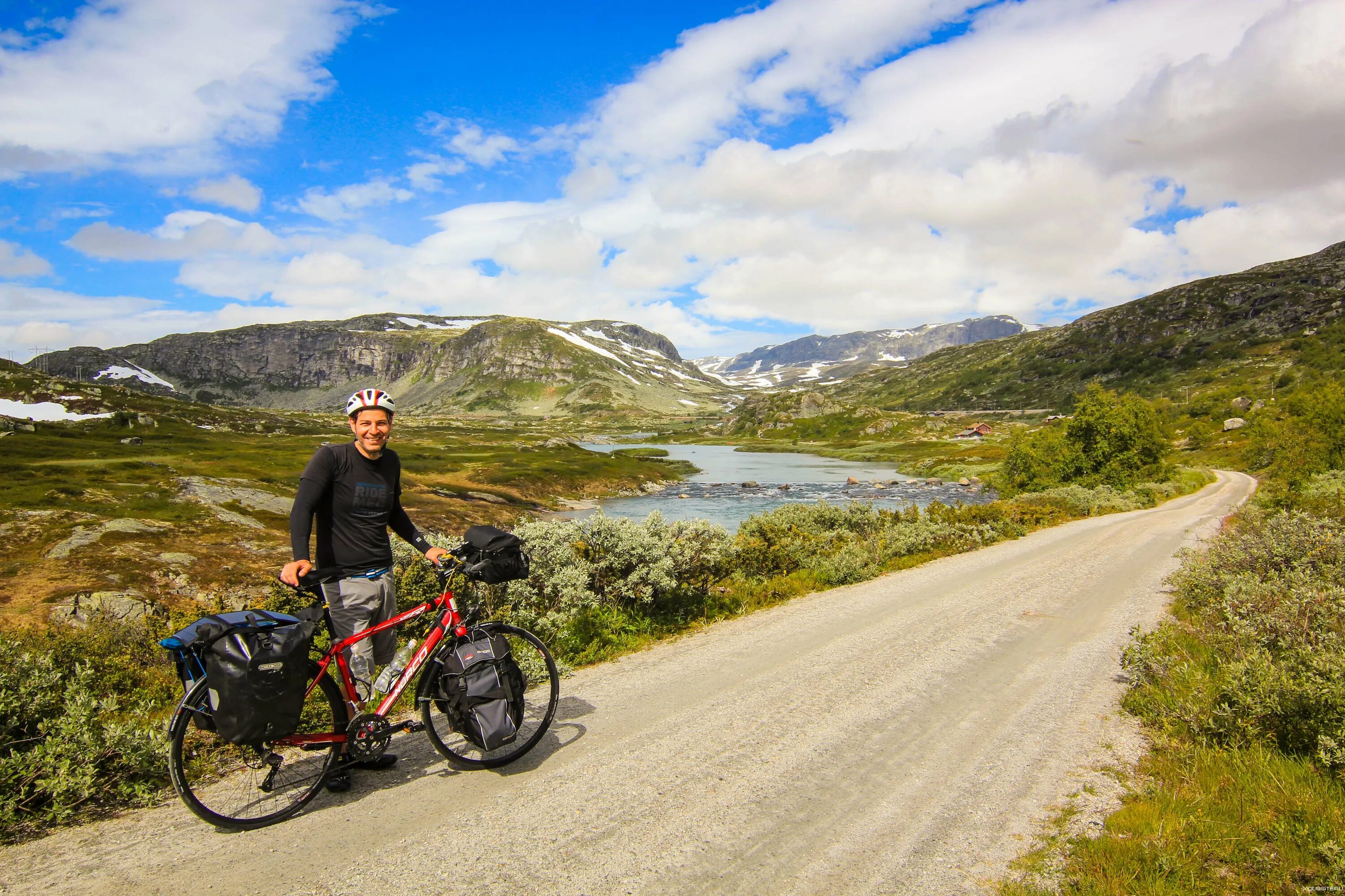 Велосипедисты на прогулке. Bike tours. Bike tours. Поход на велосипеде. Велосипедисты на прогулке.