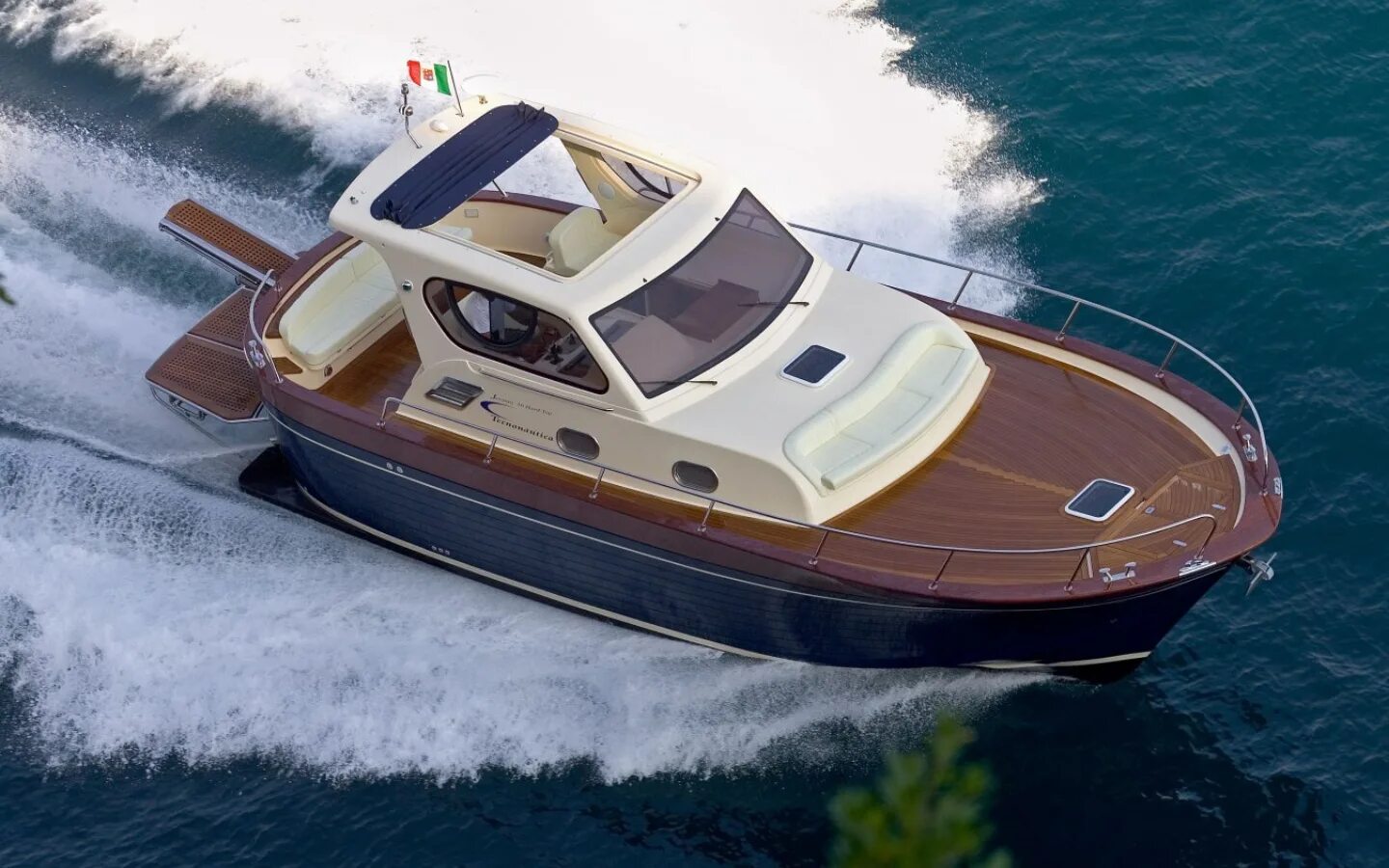 Cranchi 78. Bavaria 38 sport. Bavaria 38 sport. Катер бавария 38. Катер бавария 38.