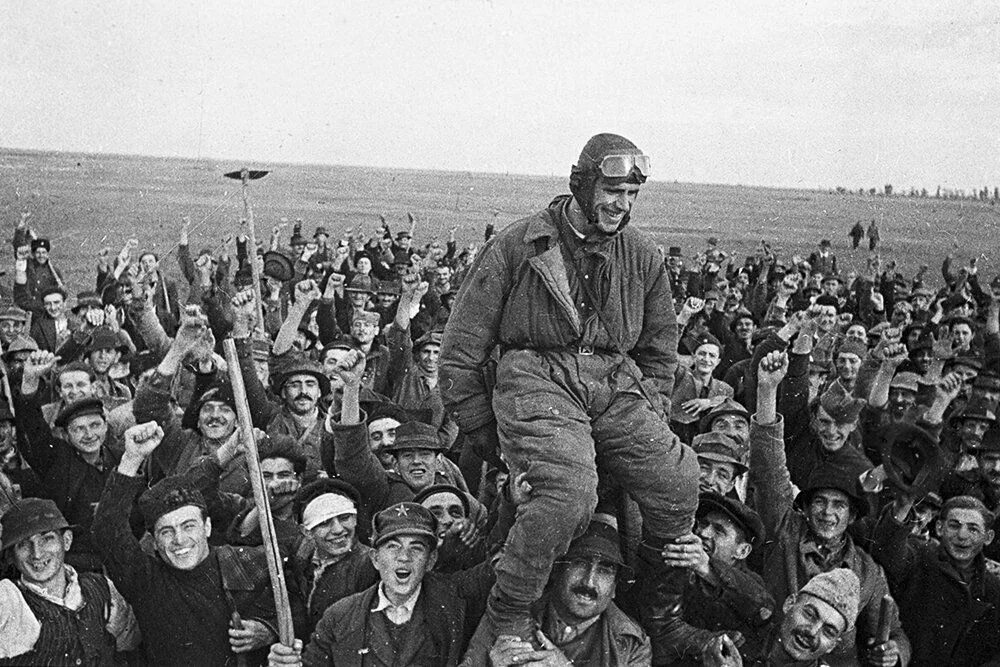 Грачи прилетели су-25. Авиабаза эль-удейд. Су 25 грач карикатура. Прилетели на войну. Ракетоносец восток.