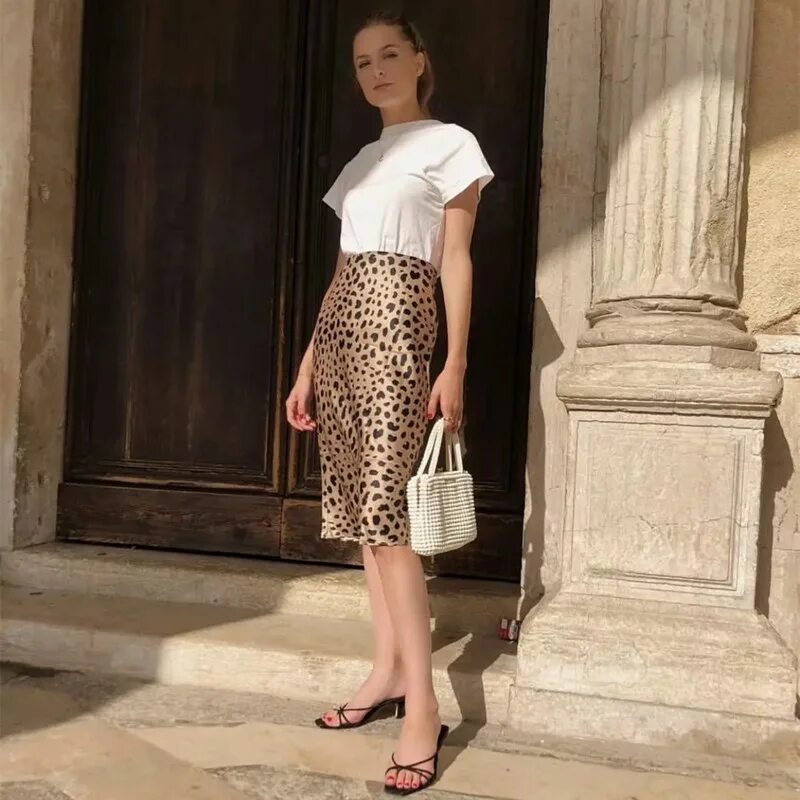 Леопардовая джинсовая юбка. Летняя леопардовая юбка. Леопардовая атласная юбка. Джинсовая юбка с леопардовым принтом. Леопардовая юбка карандаш.