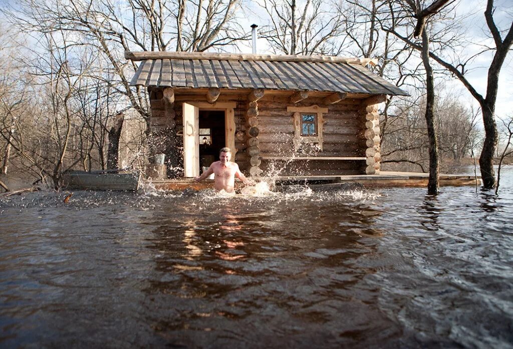 Баня речки. Баня у водоема. Баня на берегу реки. Деревенская баня. Купальня на реке.