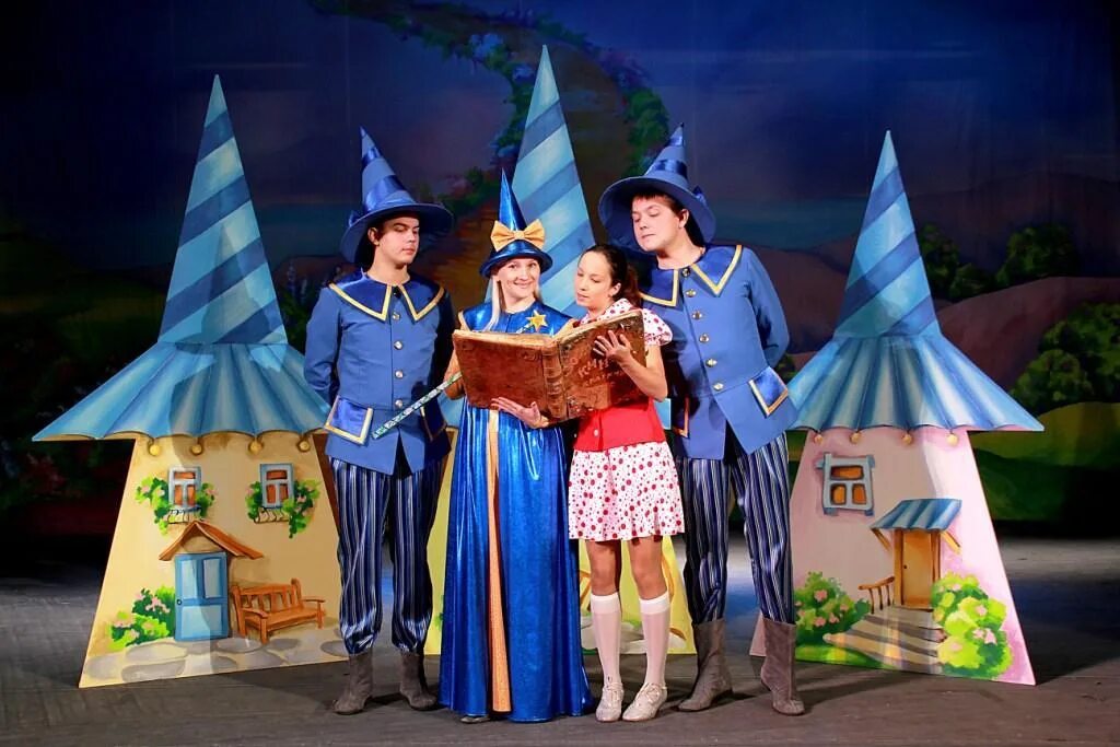 праздник нового года в школе. школа волшебников новый год. детский сценарий волшебники. сказочный квест для детей. тюз волшебник изумрудного города.