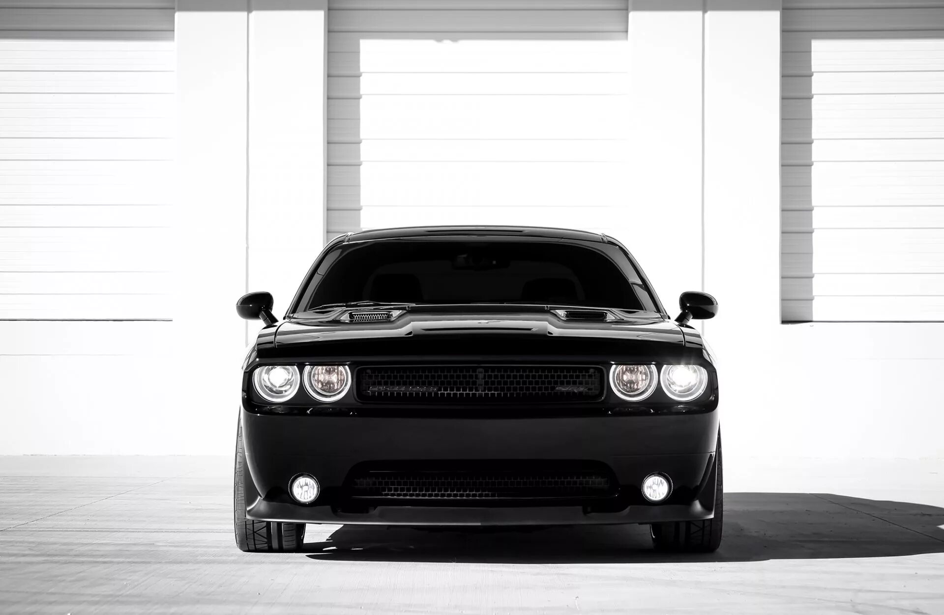 Черная машина перед. Додж Челленджер СРТ 8 черный. Dodge Challenger srt8 Black. Dodge Challenger srt8. Black Tuning dodge Challenger srt8.