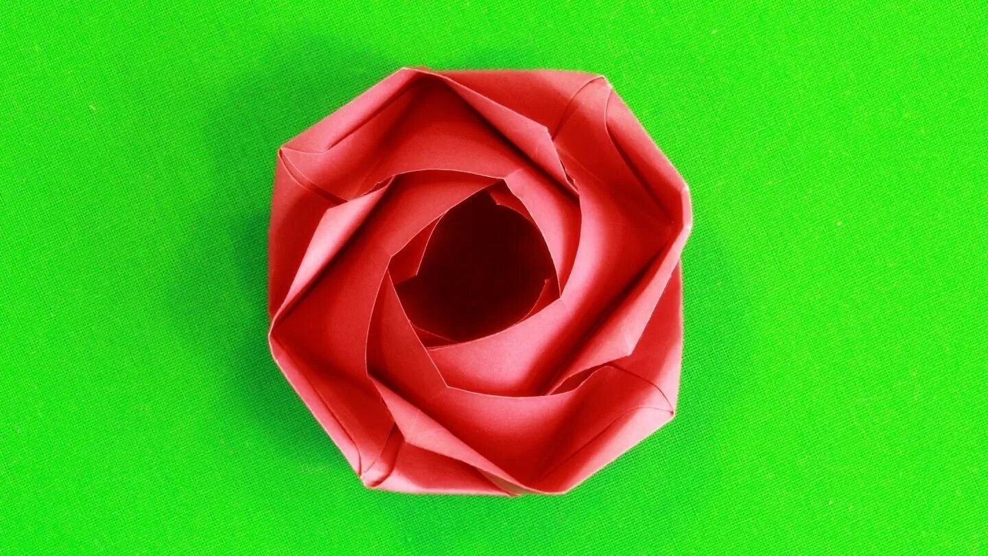 Бутон розы оригами из бумаги.