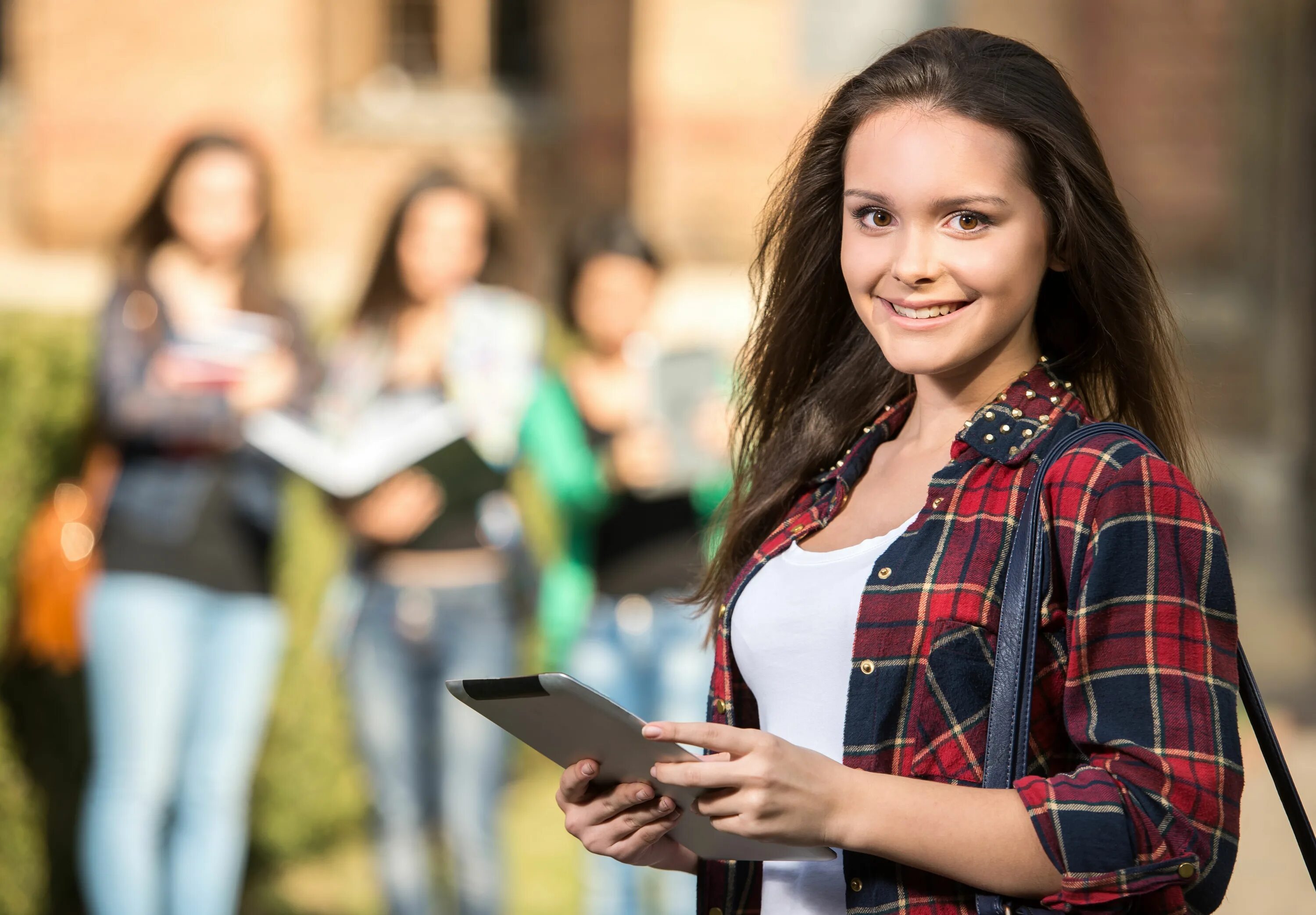 Jane a student for 2. Красивые студентки. Девушки студентки. Девушка с планшетом. Молодые студентки.