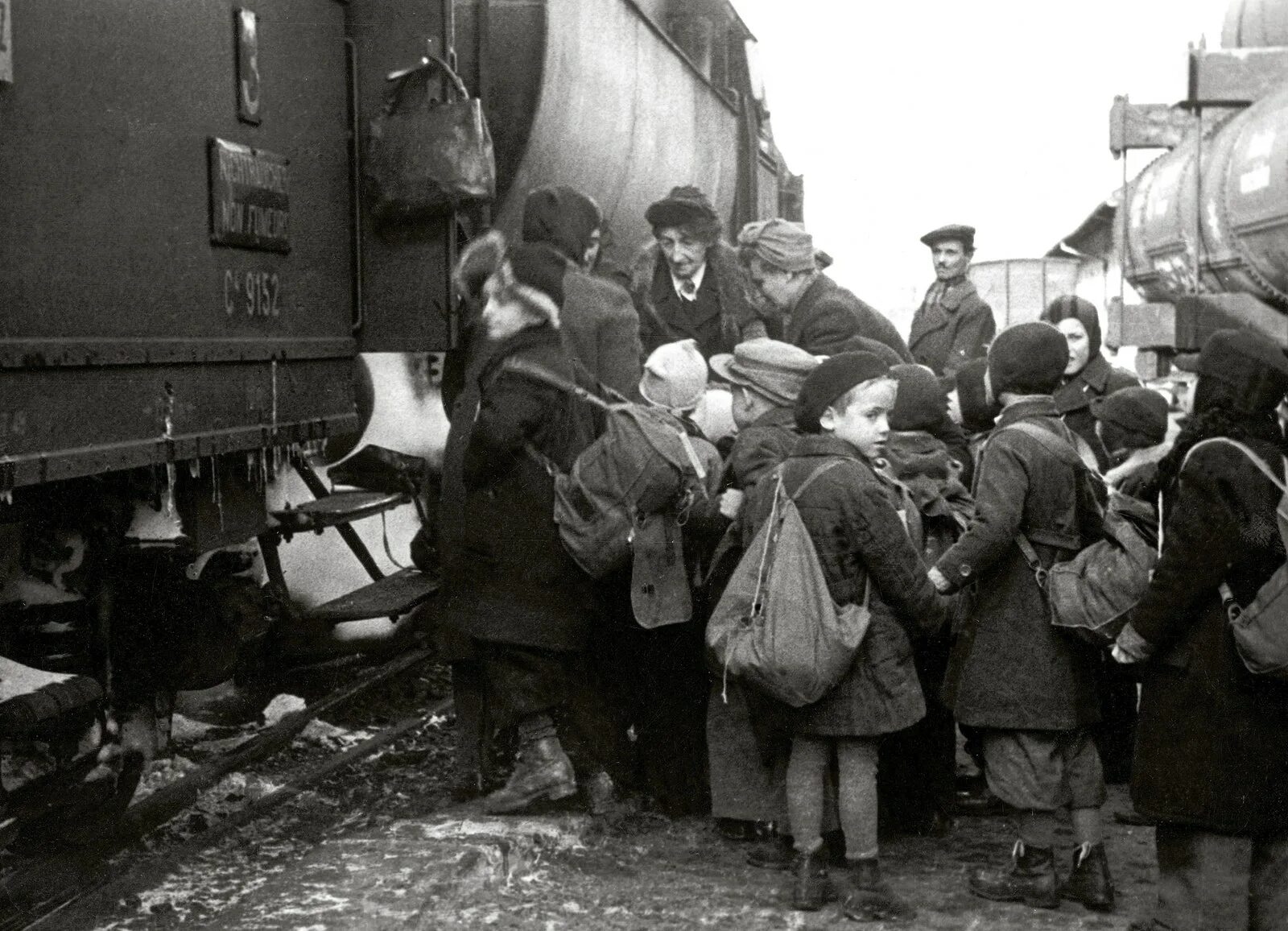 Плакаты ссср про восток. Железнодорожники в вов 1941-1945. Эшелоны идут на восток. Эшелоны идут на восток. Автор иду на восток.