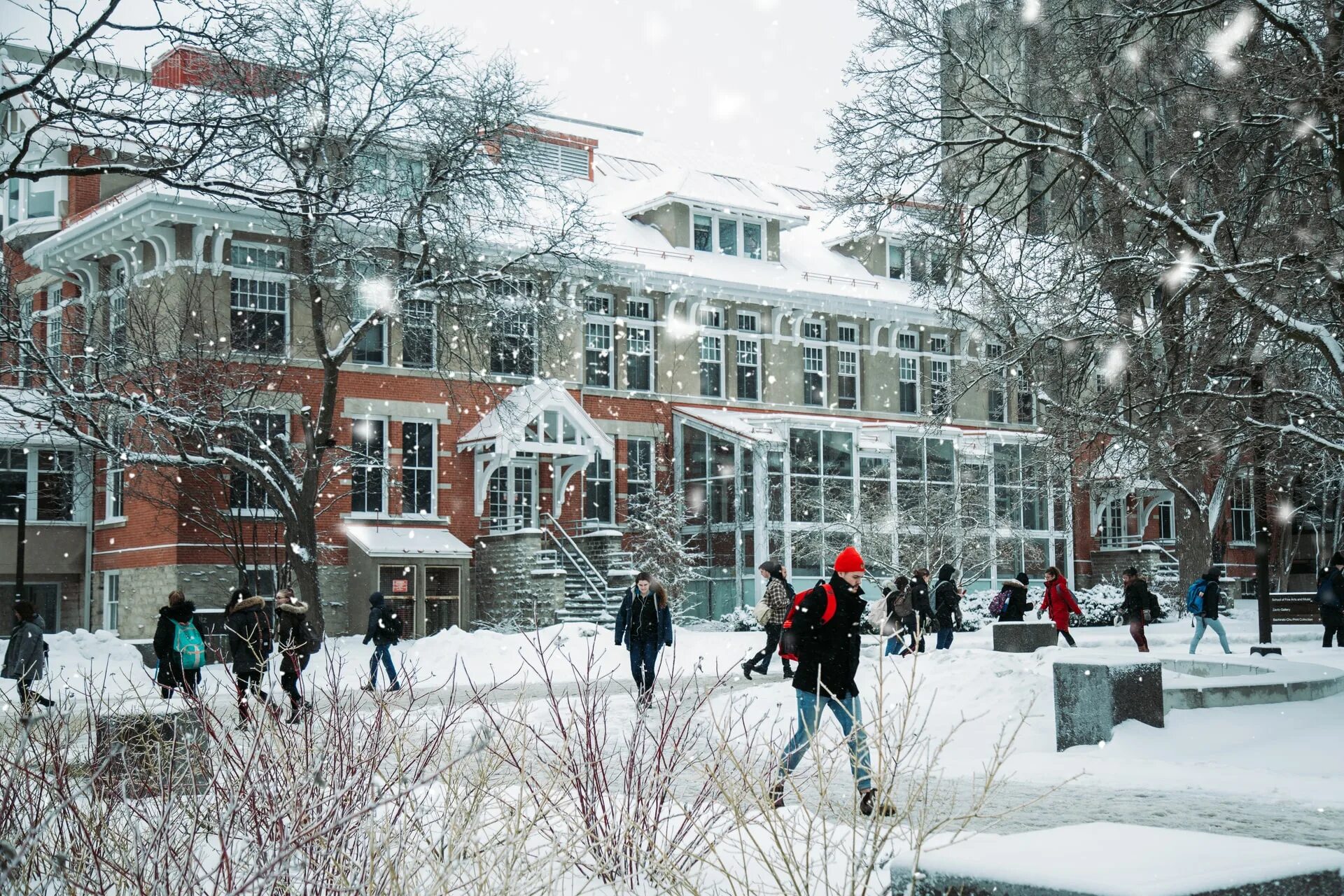 Снежка школа. Здание школы зимой. Снежная школа. Зимняя школа. Школы в Канаде зимой.