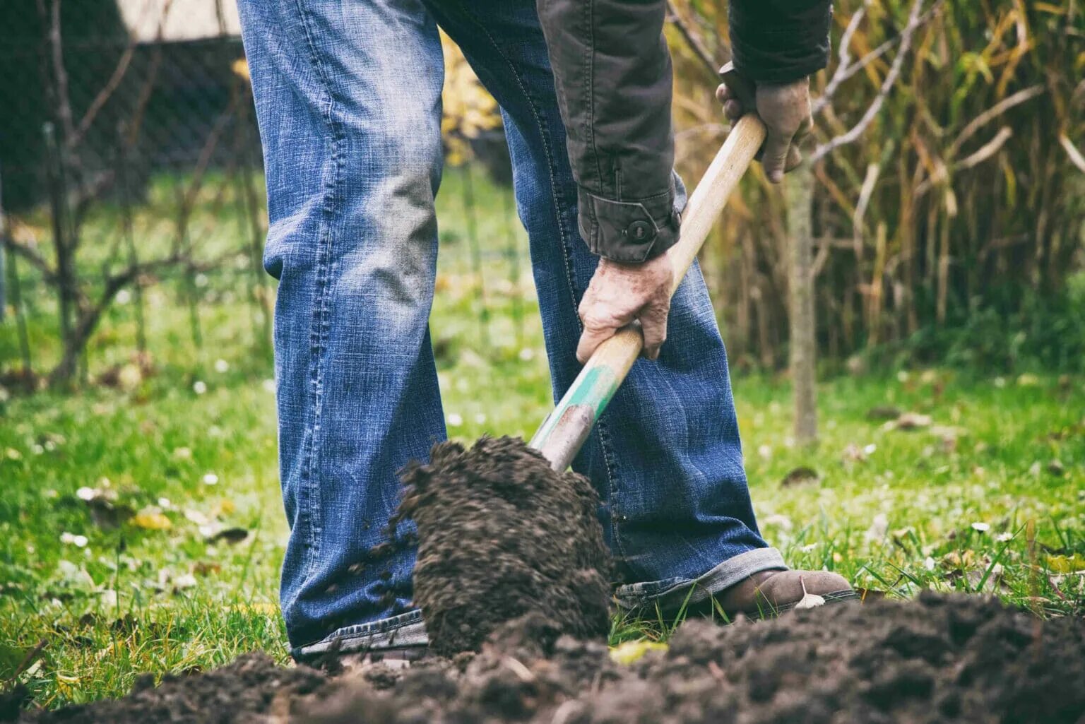 Digging на русском. Копаться в пень лопатой. Man digging in the Garden. A digging man hand. Digging a Stream.