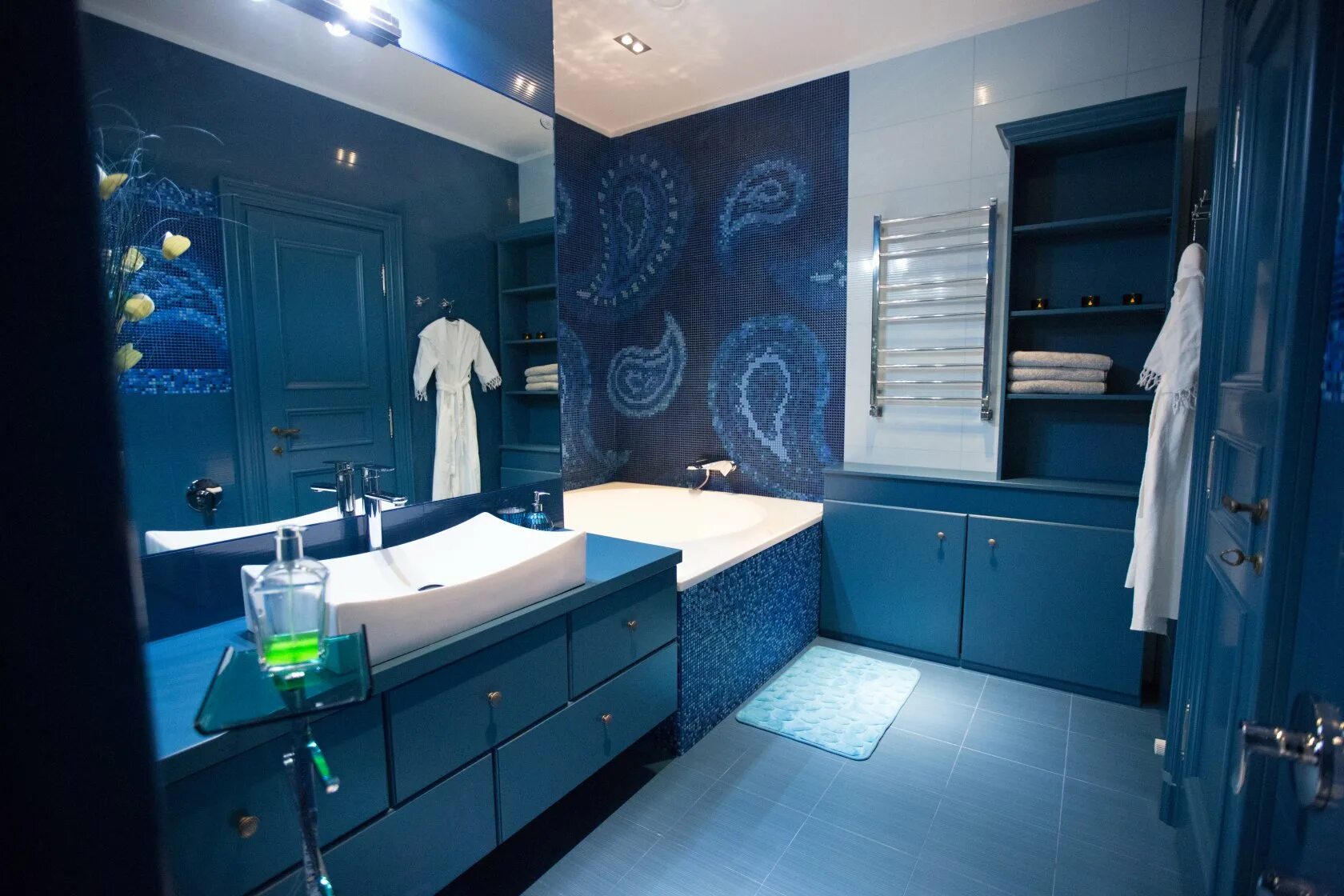 Ванна в голубых тонах. Синяя ванная комната. Ванная в голубых тонах. Сине голубая ванная комната. Темно синяя ванная комната.