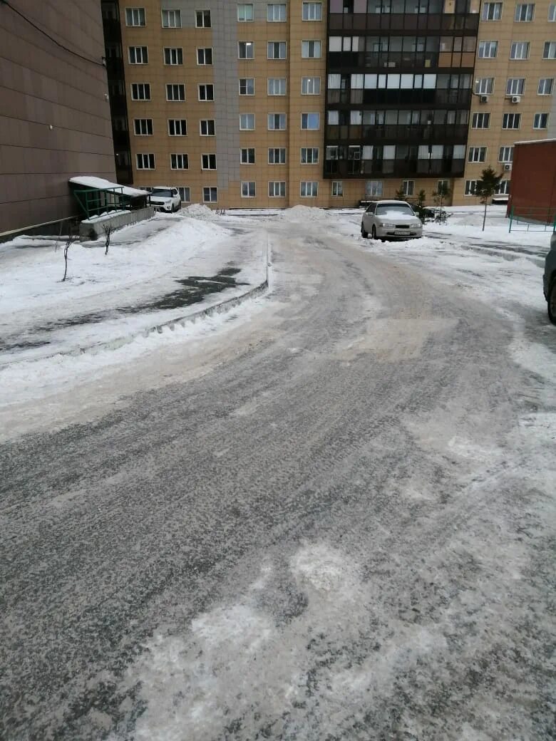 Фрост и снежок. Снежный коридор татэяма куробэ в японии. Сугробы в москве зимой. В саратове выпал песок. Сугробы в мае.