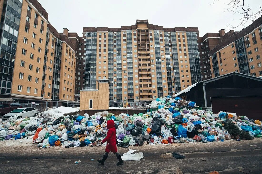 Тко санкт петербург. Мусорный полигон Санкт-Петербург. Мусорный коллапс в Санкт Петербурге. Мусорные полигоны СПБ. Парнас Санкт-Петербург горы мусора.