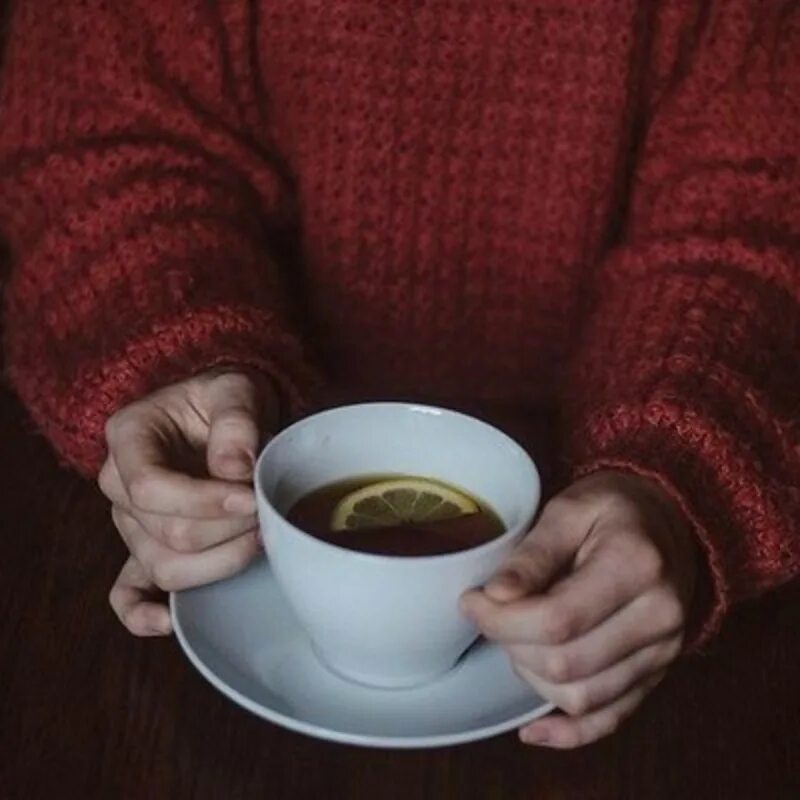 Чашка чая в руках. Кружка чая Эстетика. Эстетика Кружка чая в руках. Кружка чая и свитер.