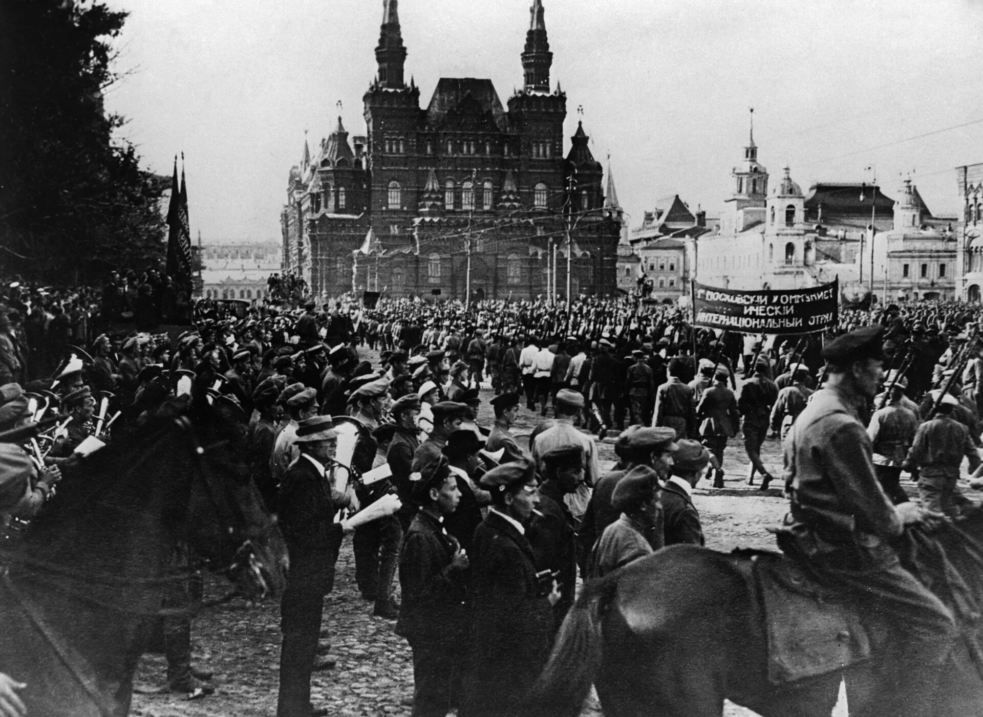 Революция 1917 в москве. Февральская революция 1917 на красной площади. Спорт в 1917 в Москве. Всевобуч 1920. Площадь революции Москва 1917.