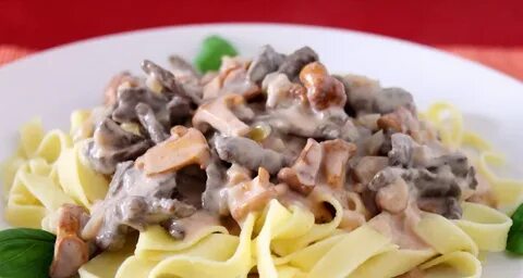 Паста с соусом грибами и фаршем