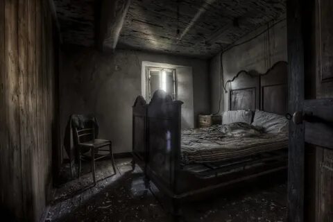 В комнате стоят трехногие
