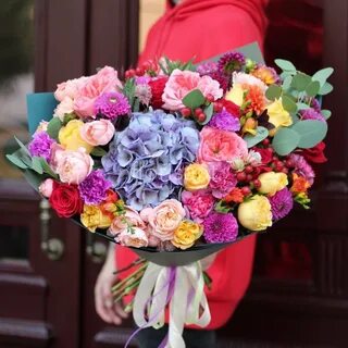 Букет с гортензией и розами