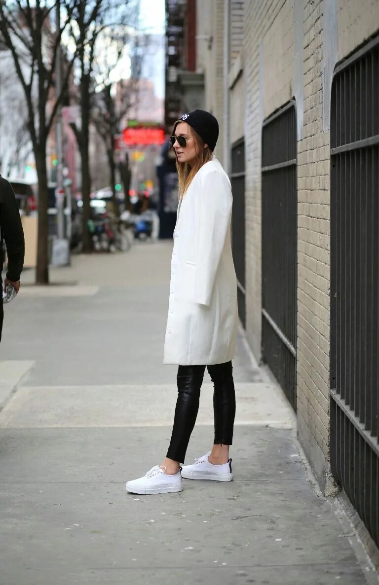 Какие носки под кроссовки. Баленсиага стрит стайл. Nike Cortez Луки. Пальто с кроссовками. Белые кроссовки с пальто.