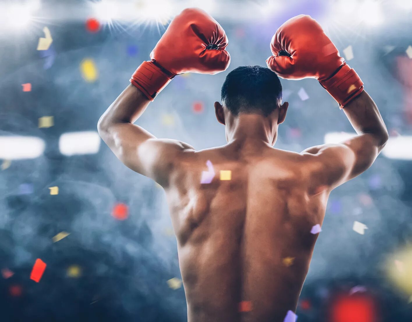 Мужчина в горах спиной. Бег финиш. Креативная мотивация. Побеждать вид. Мотивация.