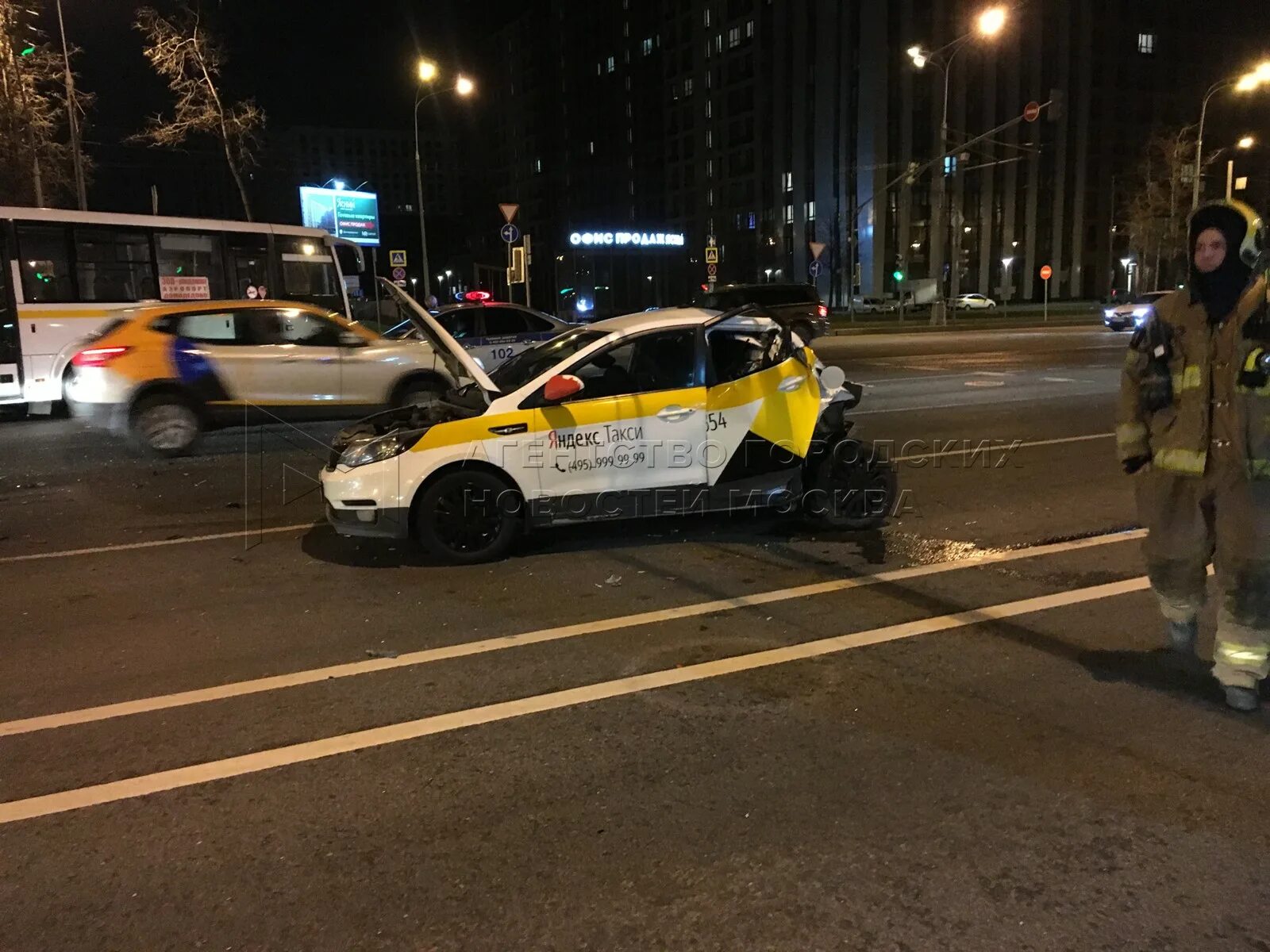 Метро москвы такси. Авария такси в москве вчера.