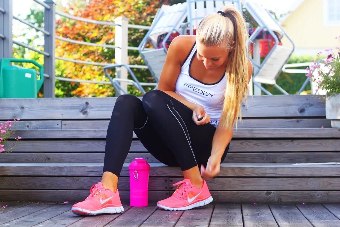Спортивных вк. Девушка в кроссовках. Спортивная девушка в кроссовках. Девушка в кроссовках найк. Блондинка в кроссовках.