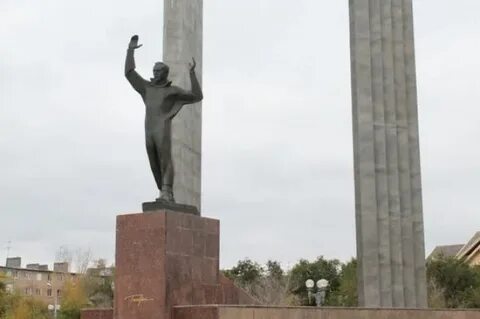 Памятник юрию гагарину оренбург