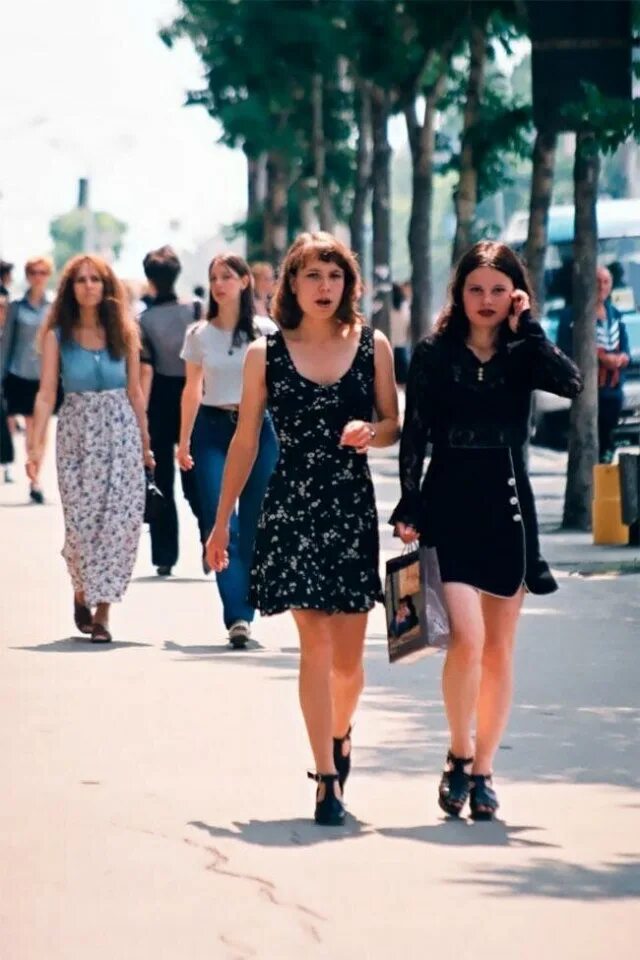 Девушка переместилась в 1990 год она. Владивосток 90-х годов девушки. Кинотюрьма будущего (1986). Катя, автор питер тернли, москва, 1991 г. Девушка переместилась в 1990 год она.