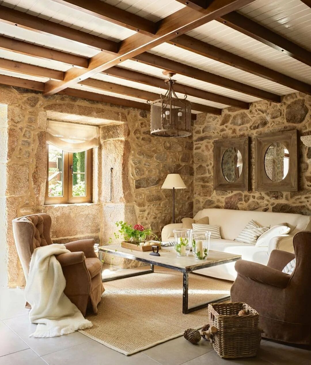 Дизайн частный дом в деревне. Рустиканский стиль интерьер. Деревенский стиль в интерьере. Потолок в деревенском стиле. Гостиная в деревенском стиле.