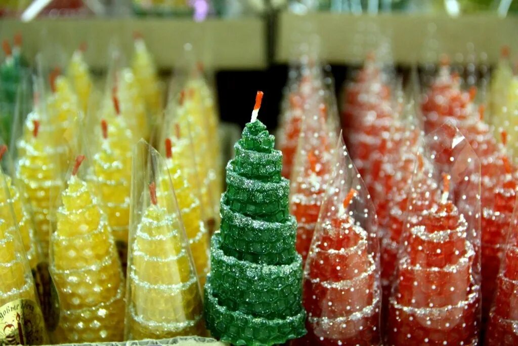 Свеча из вощины конус. Свечи из воска новогодние. Свеча из вощины в виде елочки. Свеча в виде елки. Свеча елочка из вощины своими руками.