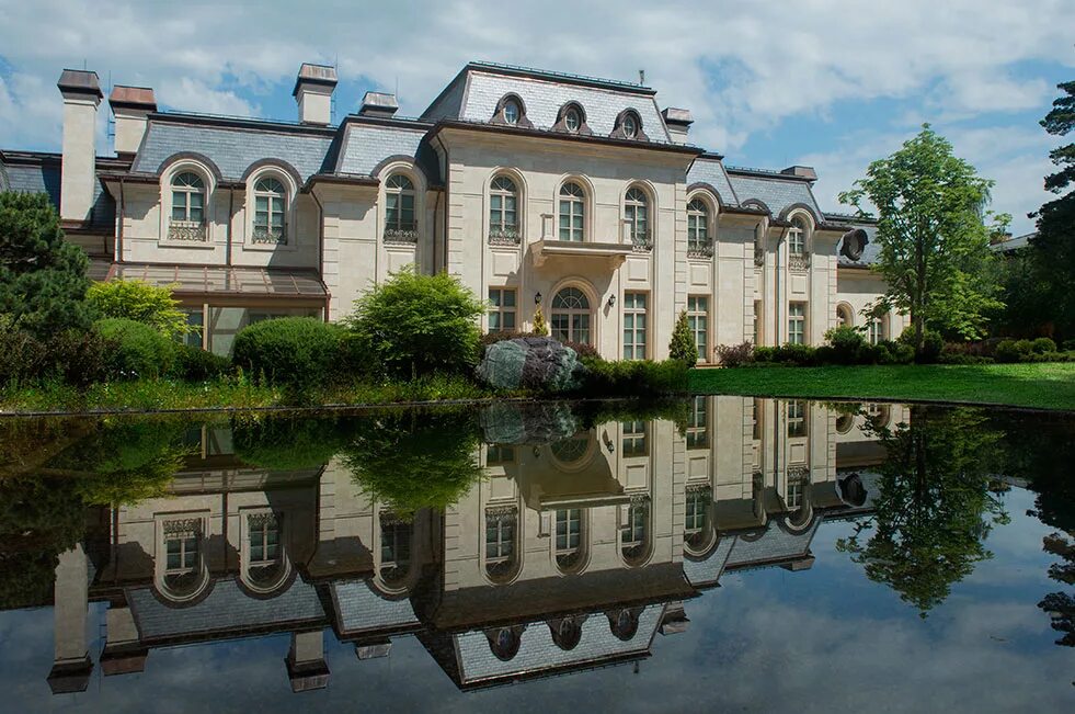 резиденция путина межигорье. президентские резиденции украины. межгорье украина резиденция. поселок монолит на новой риге. резиденция януковича в межгорье.