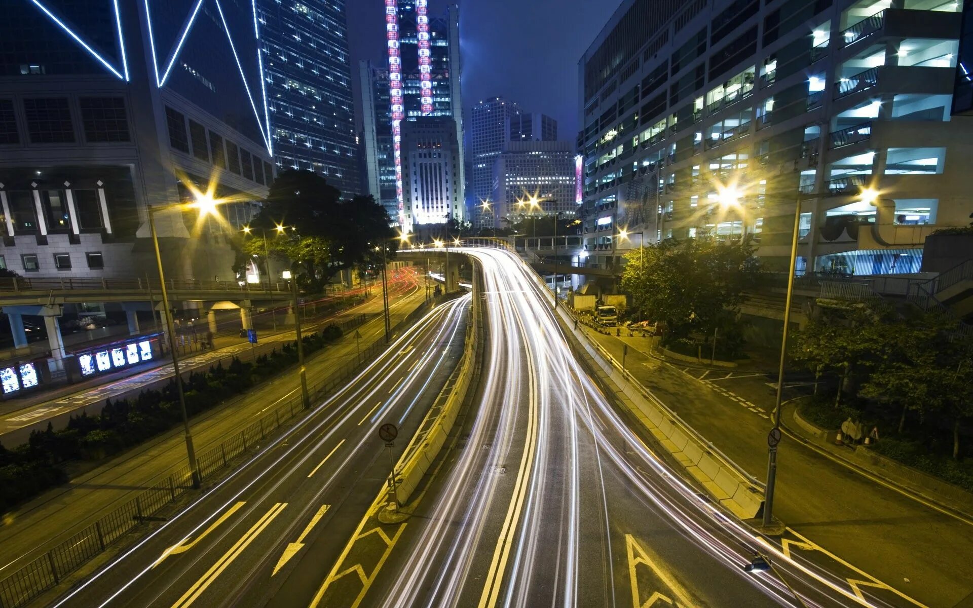 Дорога в городе. Таймлапс улицы. Город ночью. Огни ночного города. Ночной город в движении.