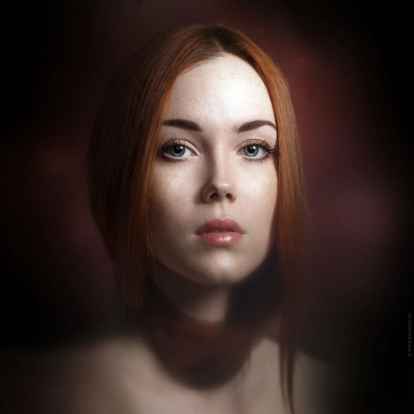 Портрет 1 3. Портрет девушки. Коричневый фон для портрета. Портретное освещение. Студийный портрет.