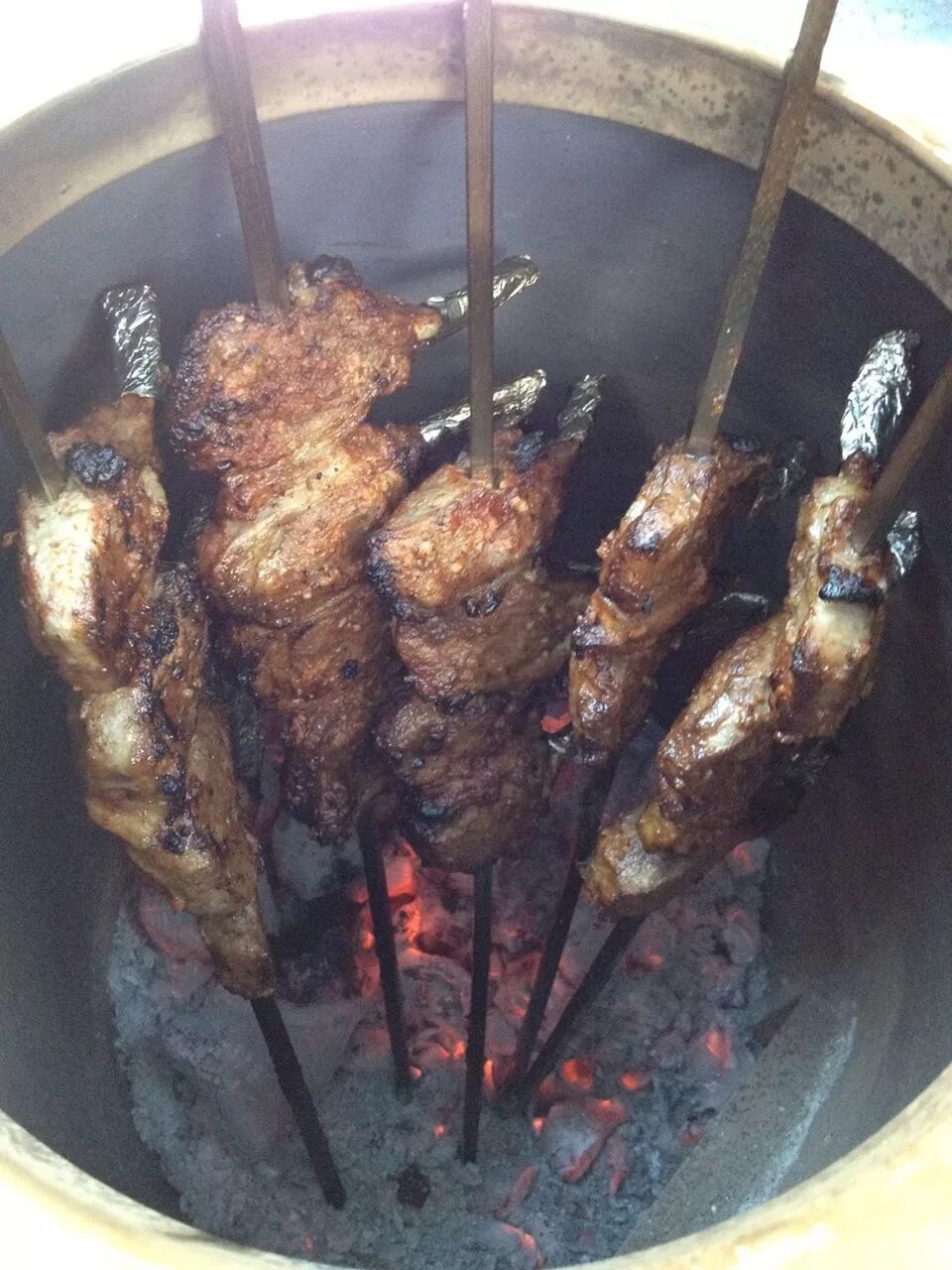 Тандыр кабоб кашкадарья. Тандыр кабоб кашкадарья. Самаркандский тандыр кабоб. Тандыр кабоб узбекский. Тандыр кабоб.