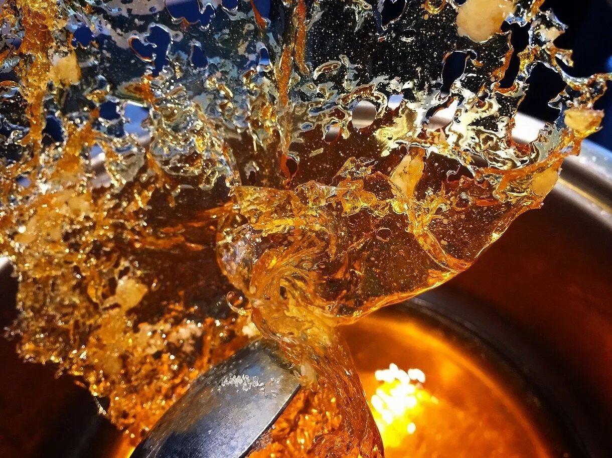 Расплавленное стекло. Темный янтарь эстетика. Янтарь янтарь плавится. Янтарь окаменевшая древесная смола). Соль на ложке и зажигалка.